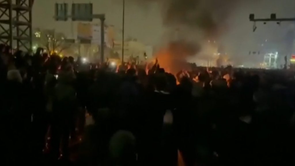 Ιράν: Ξεπέρασαν τους 640 οι νεκροί – Ο Τραμπ “ζυγίζει” την απάντησή του και στριμώχνει την Τεχεράνη με νέους δασμούς