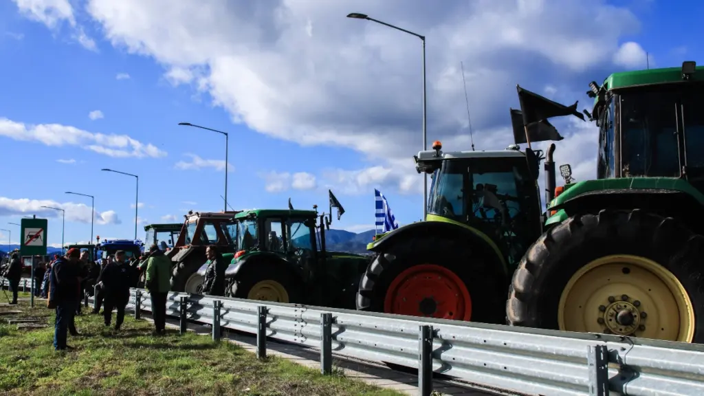 Μπαίνει μπροστά το plan B της κυβέρνησης για τα μπλόκα, “να εφαρμοστεί ο νόμος από την Αστυνομία” – Ποιοι θα συναντήσουν σήμερα τον Μητσοτάκη