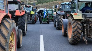 Οι “σκληροί” αγρότες κλιμακώνουν τον αγώνα – Ξανακλείνουν τους δρόμους την ώρα του ραντεβού με Μητσοτάκη