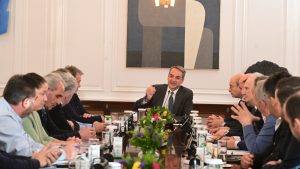 Αγρότες: Τι κέρδισαν όσοι συναντήθηκαν με τον Μητσοτάκη – Τελεσίγραφο στα μπλόκα που απειλούν με απόβαση στην Αθήνα