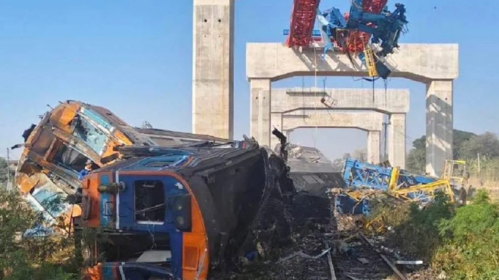 Τραγωδία στην Ταϊλάνδη: Γερανός κατέρρευσε και έπεσε πάνω σε τρένο – Τουλάχιστον 22 νεκροί (βίντεο)