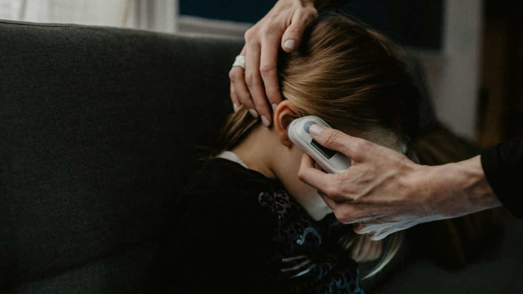 Πυρετικοί σπασμοί σε παιδιά: Πόσο επικίνδυνοι είναι και τι πρέπει να κάνετε