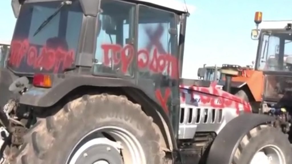 “Εμφύλιος” στο μπλόκο της Νίκαιας: Έσκασαν τα λάστιχα στα τρακτέρ αγροτών που πήγαν στη συνάντηση με Μητσοτάκη (βίντεο)