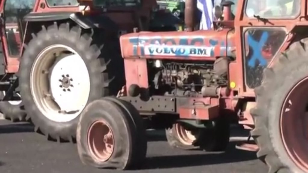 “Εμφύλιος” στο μπλόκο της Νίκαιας: Έσκασαν τα λάστιχα στα τρακτέρ αγροτών που πήγαν στη συνάντηση με Μητσοτάκη (βίντεο)