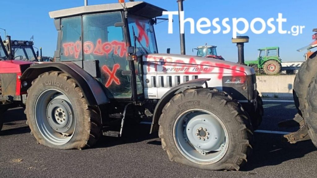 “Εμφύλιος” στο μπλόκο της Νίκαιας: Έσκασαν τα λάστιχα στα τρακτέρ αγροτών που πήγαν στη συνάντηση με Μητσοτάκη (βίντεο)