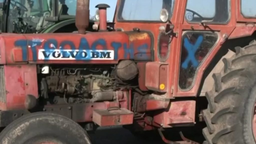 Μπλόκο Νίκαιας: Στη Δικαιοσύνη για τον βανδαλισμό των τρακτέρ – “Εσκεμμένη ενέργεια, ζητήσαμε υλικό από κάμερες”