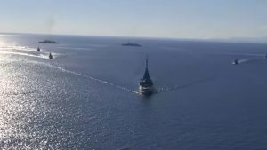 LIVE: Η Ελλάδα υποδέχεται τη φρεγάτα “Κίμων” – Λεπτό προς λεπτό η λαμπρή τελετή, τιμές από πλοία του Πολεμικού Ναυτικού