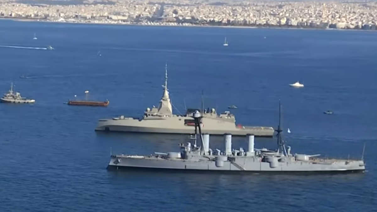 Η Ελλάδα υποδέχτηκε τη φρεγάτα “Κίμων” – Τιμές από πλοία του Πολεμικού Ναυτικού, το θωρηκτό “Αβέρωφ” και την τριήρη “Ολυμπιάς” (βίντεο)