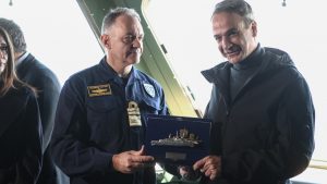 Μητσοτάκης από τη φρεγάτα “Κίμων”: “Χρέος να παραδώσω μία πατρίδα ασφαλέστερη απ’ ό,τι την παρέλαβα” – Η ιστορική υποδοχή της πρώτης Belharra (βίντεο)