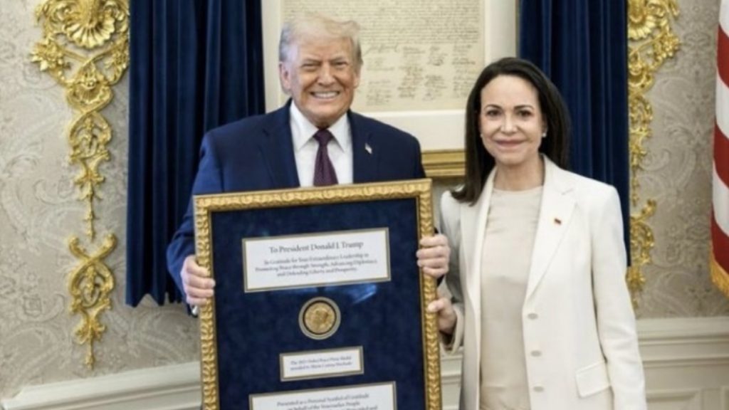 Μεγάλες… στιγμές: Ο Τραμπ παρέλαβε το Νόμπελ Ειρήνης από τη Ματσάδο και είπε κι “ευχαριστώ” – “Yπέροχη χειρονομία”