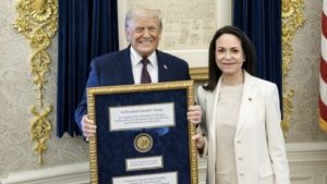 Μεγάλες… στιγμές: Ο Τραμπ παρέλαβε το Νόμπελ Ειρήνης από τη Ματσάδο και είπε κι “ευχαριστώ” – “Yπέροχη χειρονομία”