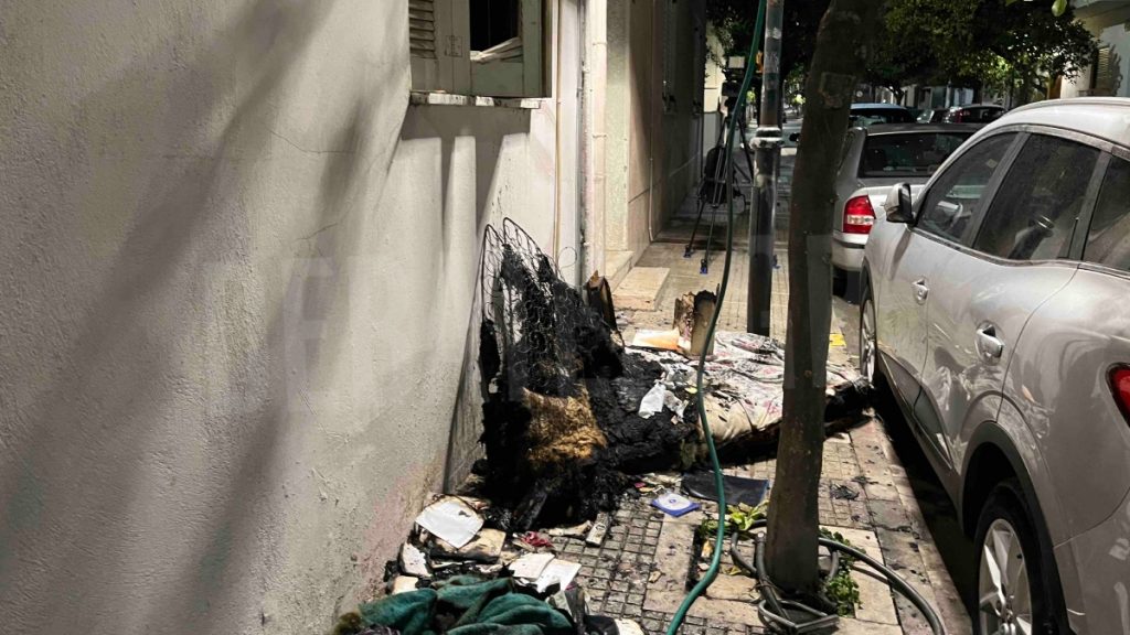 Περιστέρι: Στις φλόγες ισόγειο διπλοκατοικίας – Κινδύνευσαν δύο γυναίκες (Φωτογραφίες)