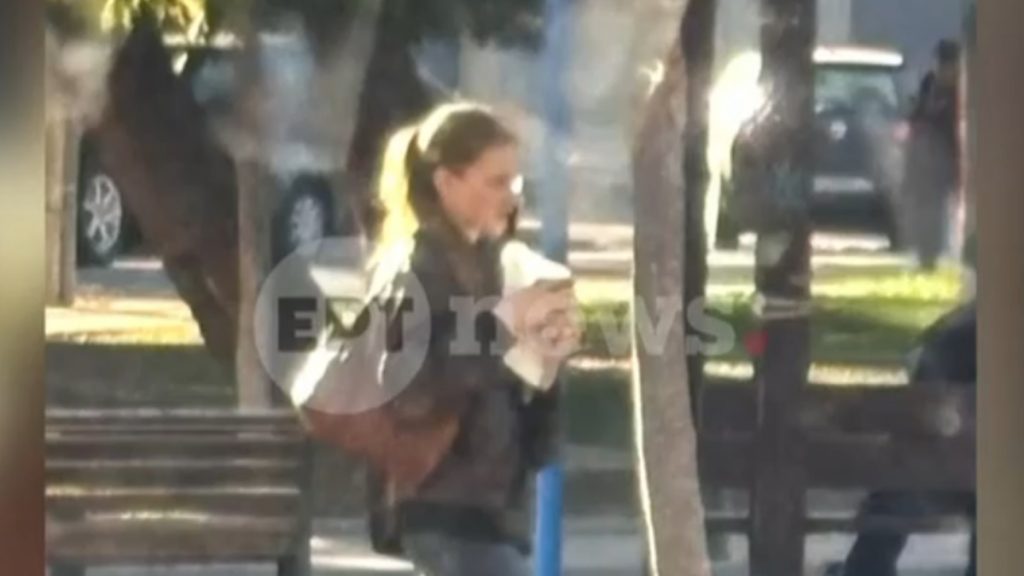 Είναι η Λόρα; Οι φωτογραφίες του ιδιοκτήτη καφέ στη Βάρη που ισχυρίζεται ότι είδε τη 16χρονη – “Ήταν ταραγμένη”