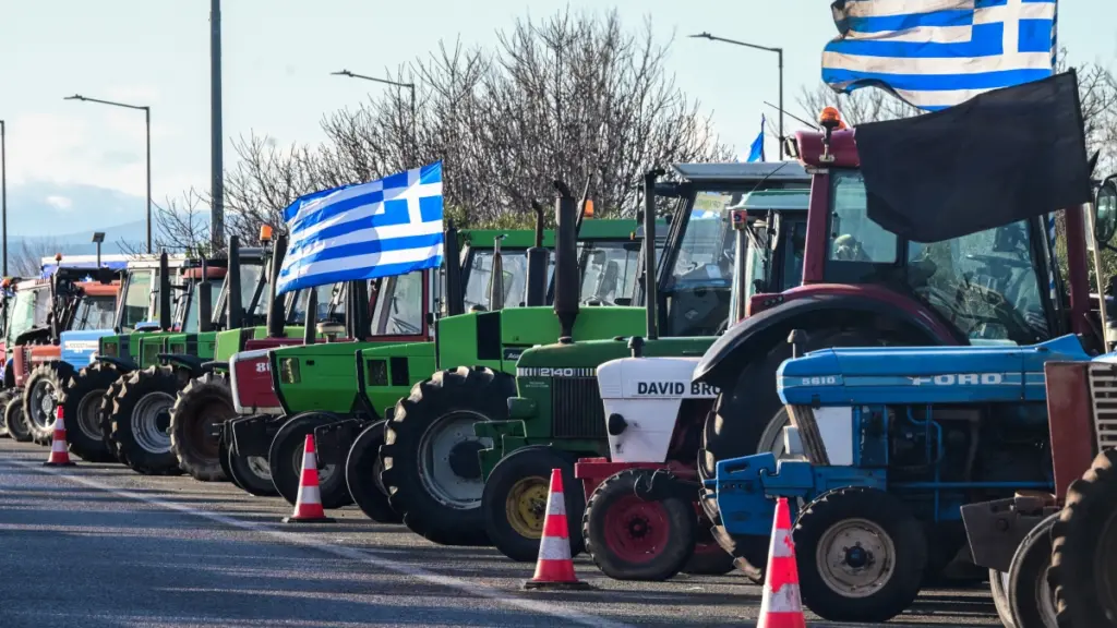 Παραμένουν στα μπλόκα οι αγρότες, ποιους δρόμους άνοιξαν ενόψει του ραντεβού με τον Μητσοτάκη τη Δευτέρα