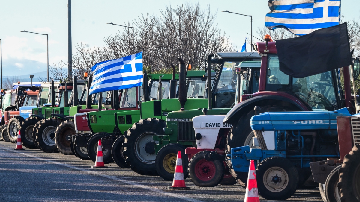 Παραμένουν στα μπλόκα οι αγρότες, ποιους δρόμους άνοιξαν ενόψει του ραντεβού με τον Μητσοτάκη τη Δευτέρα