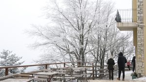 Καιρός σήμερα: Χειμωνιάτικο σκηνικό με κρύο, βροχές και χιόνια – Ποιες περιοχές επηρεάζονται