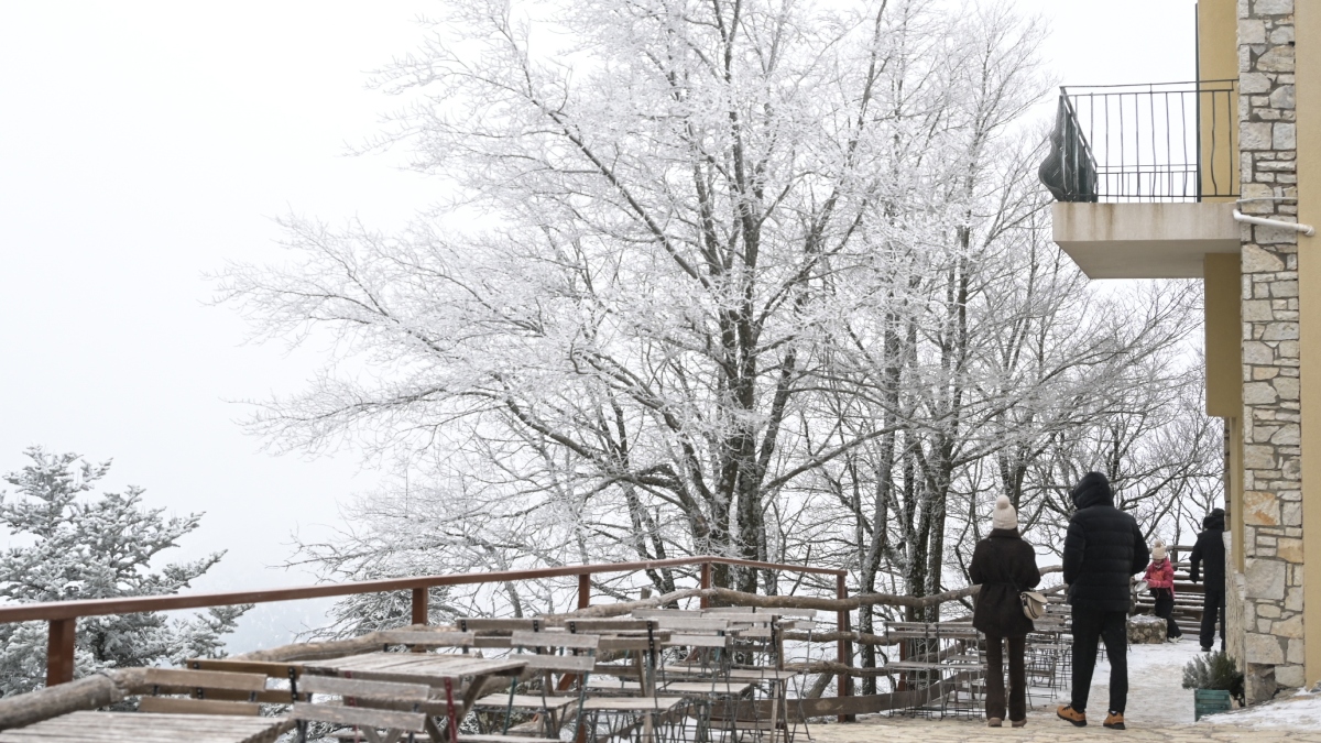 Καιρός σήμερα: Χειμωνιάτικο σκηνικό με κρύο, βροχές και χιόνια – Ποιες περιοχές επηρεάζονται