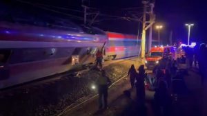 Σιδηροδρομική τραγωδία στην Ισπανία: Τουλάχιστον 24 νεκροί και δεκάδες τραυματίες – “Ήταν σαν ταινία φρίκης” (βίντεο)