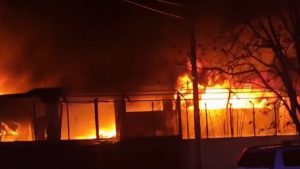 Μενίδι: Μαίνεται η μεγάλη φωτιά σε εργοστάσιο πλαστικών – Ήχησε το 112, “κλείστε πόρτες και παράθυρα” (βίντεο)