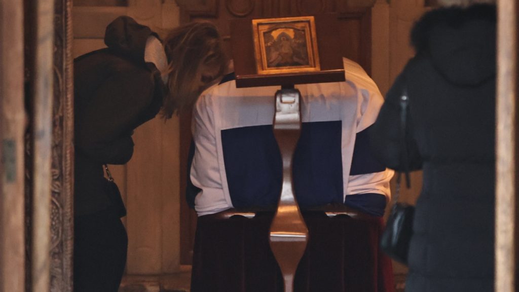 Πριγκίπισσα Ειρήνη: Σε λαϊκό προσκύνημα στο παρεκκλήσι της Μητρόπολης Αθηνών η σορός της – Με την ελληνική σημαία το φέρετρο (Εικόνες)