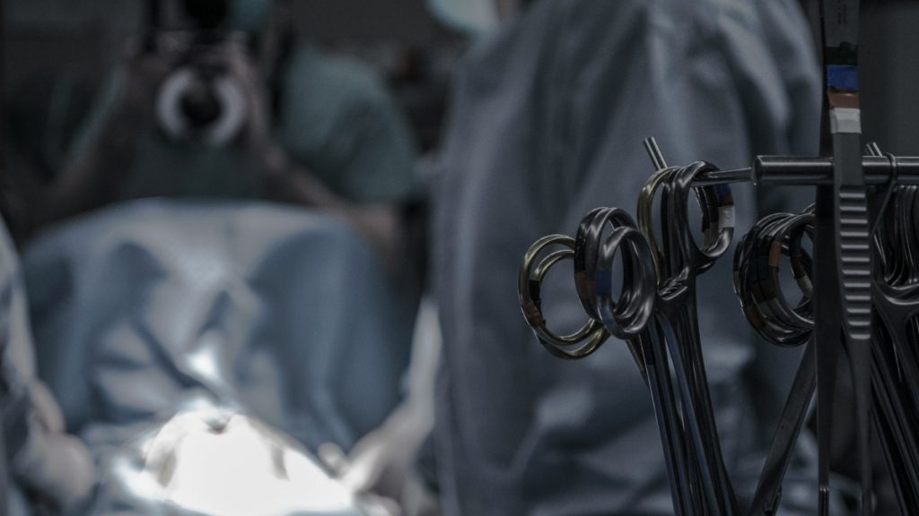 ΠΟΕΔΗΝ: Κλειστές 400 χειρουργικές αίθουσες – Πάνω από 83.000 ασθενείς παραμένουν στη λίστα αναμονής