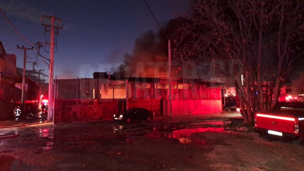 Μενίδι: Η φωτιά κατέστρεψε ολοσχερώς το εργοστάσιο πλαστικών – Ζημιές σε ακόμα δύο επιχειρήσεις (βίντεο)