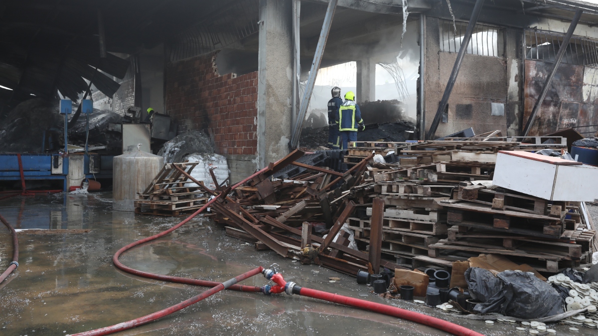 Μενίδι: Η φωτιά κατέστρεψε ολοσχερώς το εργοστάσιο πλαστικών – “Είδα δύο άτομα να φεύγουν γρήγορα” (βίντεο)