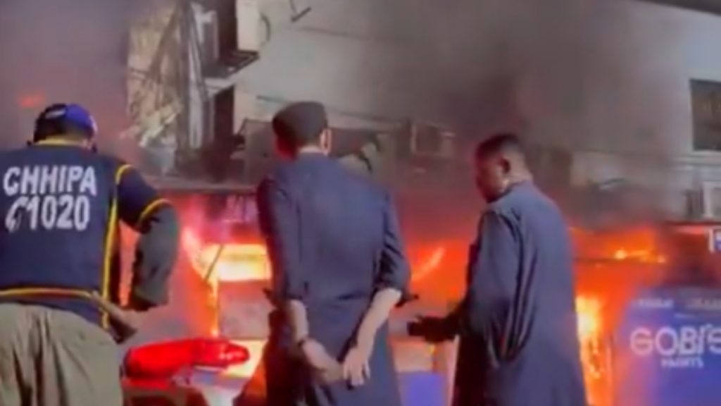 Πακιστάν: 11 νεκροί και πάνω από 60 αγνοούμενοι ύστερα από πυρκαγιά σε εμπορικό κέντρο στο Καράτσι