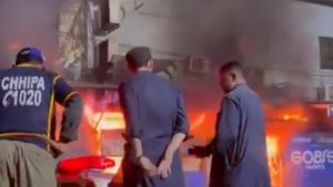 Πακιστάν: 11 νεκροί και πάνω από 60 αγνοούμενοι ύστερα από πυρκαγιά σε εμπορικό κέντρο στο Καράτσι