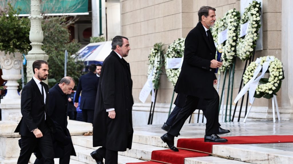 Πριγκίπισσα Ειρήνη: Πλήθος κόσμου στη Μητρόπολη Αθηνών για το “αντίο” – Παρόντες Παύλος, Νικόλαος και Φίλιππος Ντε Γκρες (Εικόνες)