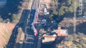 Ισπανία: Σοκαριστικά πλάνα από drone με τα διαλυμένα τρένα, ψάχνουν ακόμα  – Οι πρώτες εκτιμήσεις για το “παράξενο” σιδηροδρομικό δυστύχημα