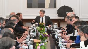 Αγρότες: Στο Μαξίμου οι εκπρόσωποι των “σκληρών” μπλόκων για τη συνάντηση με Μητσοτάκη – Απ’ έξω ο Ανεστίδης