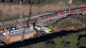 Σιδηροδρομική τραγωδία στην Ισπανία: Θρήνος για τους 40 νεκρούς, αγωνία για τους αγνοούμενους και πολλά αναπάντητα ερωτήματα