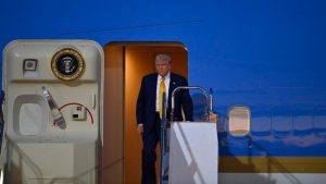 “Ηλεκτρικό πρόβλημα” στο Air Force One που του Τραμπ ενώ ήταν στον αέρα – Ταξιδεύει με άλλο αεροσκάφος για το Νταβός