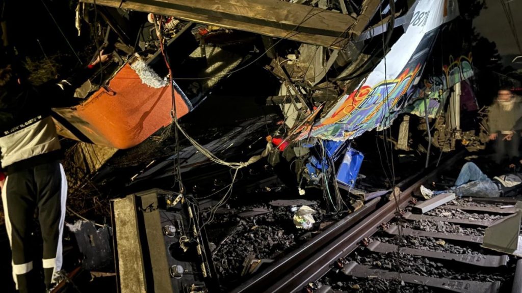 Ισπανία: Εκτροχιασμός επιβατικού τρένου κοντά στη Βαρκελώνη – Νεκρός μηχανοδηγός και 37 τραυματίες (βίντεο)