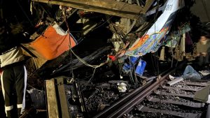 Νέο σιδηροδρομικό δυστύχημα στην Ισπανία: Εκτροχιάστηκε τρένο κοντά στη Βαρκελώνη – Νεκρός ο μηχανοδηγός και 37 τραυματίες (βίντεο)