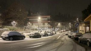 Λευκό τοπίο στα ορεινά της Θεσσαλονίκης, χιόνι και μέσα στην πόλη των Τρικάλων – Πού αλλού το έστρωσε (βίντεο)