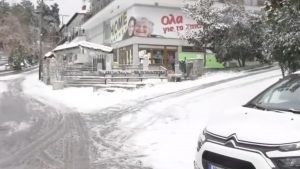 Επελαύνει η κακοκαιρία: Στα λευκά πολλές περιοχές της χώρας, πού χιονίζει τώρα – Δείτε εντυπωσιακές εικόνες