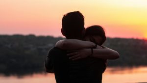 Παγκόσμια Ημέρα Αγκαλιάς: Πώς η σωματική επαφή ρυθμίζει το στρες και ενισχύει την ανθρώπινη σύνδεση