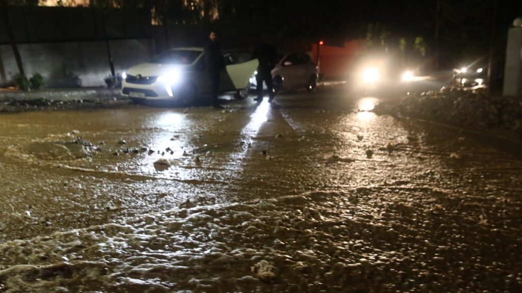 Φονική κακοκαιρία με δύο νεκρούς σε Γλυφάδα και Άστρος – Μετρά τις πληγές της η Αττική, δρόμοι “ποτάμια” και εικόνες καταστροφής (βίντεο)