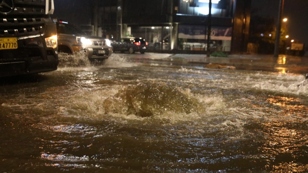 Φονική κακοκαιρία με δύο νεκρούς σε Γλυφάδα και Άστρος – Μετρά τις πληγές της η Αττική, δρόμοι “ποτάμια” και εικόνες καταστροφής (βίντεο)