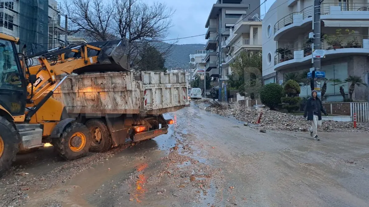 Γιατί η κακοκαιρία “χτύπησε” τόσο σφοδρά την Άνω Γλυφάδα – Ο Λέκκας εξηγεί τι έφταιξε