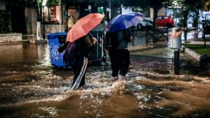 Κακοκαιρία: Ποιες περιοχές της Αττικής “βούλιαξαν” από τη βροχή – “Σε μία μέρα έπεσε το νερό μισού χρόνου” (χάρτες)