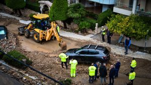 Άνω Γλυφάδα: Παντού λάσπες και πέτρες – “Αυτό δεν το έχουμε ξαναζήσει, κατεβήκαν μέχρι και… νιπτήρες από το βουνό” – Σε απόγνωση οι κάτοικοι (βίντεο)