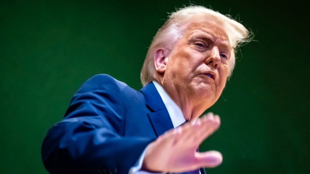 Τραμπ: “Χτύπησα σε τραπέζι” – Η εξήγηση για τη μελανιά στο χέρι και η συμβουλή στους δημοσιογράφους για την ασπιρίνη (βίντεο)