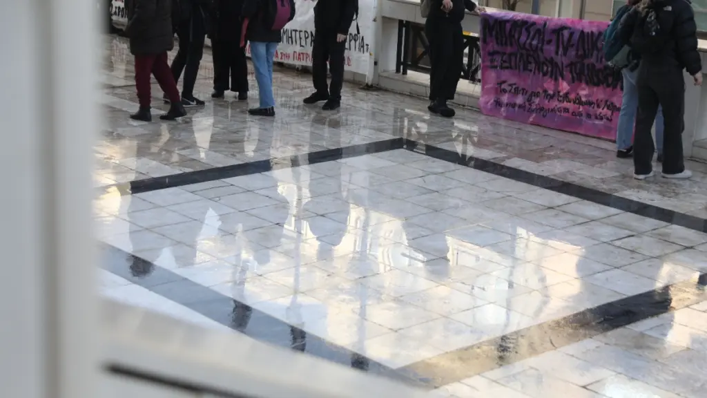 Υπόθεση 12χρονης στον Κολωνό: Επεισόδιο έξω από το Εφετείο – Ο αδελφός της κλώτσησε κατηγορούμενο