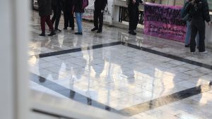 Υπόθεση 12χρονης στον Κολωνό: Επεισόδιο έξω από το Εφετείο – Ο αδελφός της κλώτσησε κατηγορούμενο