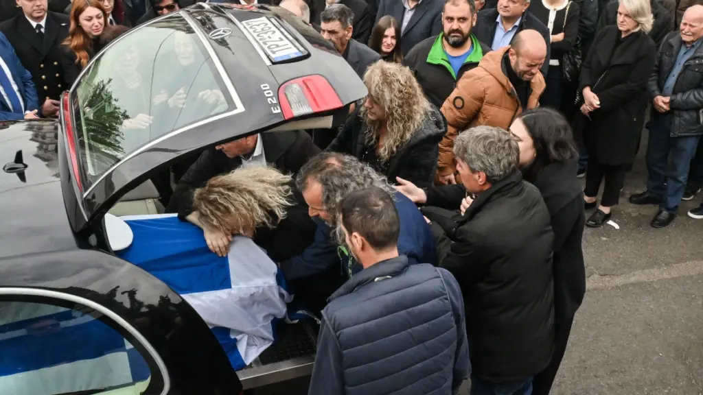 Άστρος: Οδύνη στην κηδεία του λιμενικού που παρασύρθηκε από τα κύματα, σπάραξε η σύζυγός του – Η Βουλή “υιοθετεί” το παιδί του