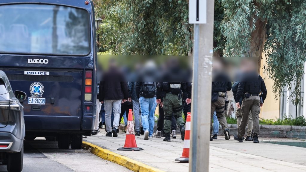 Κύκλωμα με “πειραγμένες” αντλίες: Προφυλακιστέοι ο φερόμενος αρχηγός και το “δεξί χέρι” του