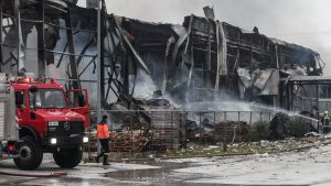 Τρίκαλα: Επισήμως 3 οι νεκρές στις στάχτες του εργοστασίου της “Βιολάντα” – Αγνοούνται ακόμα 2 εργαζόμενες (βίντεο)